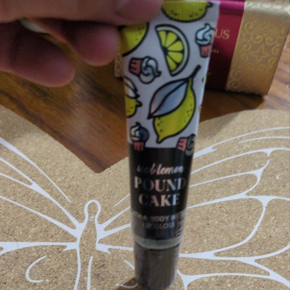 Bath & Body Works Lemon Pound Cake Lip Gloss - Black and Yellow - Picture 1 of 2